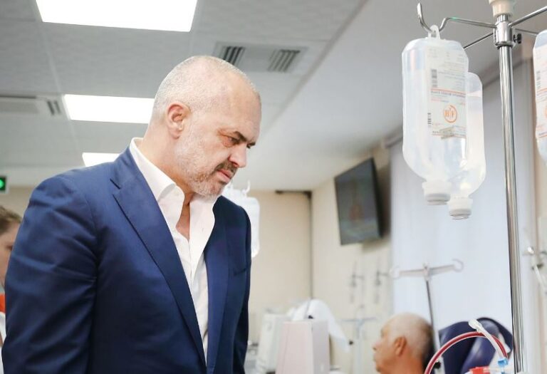 Djali i madh viziton Ramën në spital