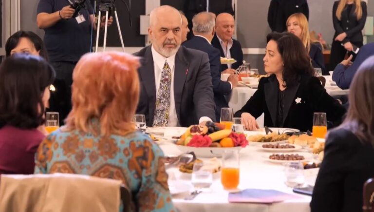 Fotolajm/ Dy ditë pas operacionit, Rama shfaqet në tryezën e iftarit