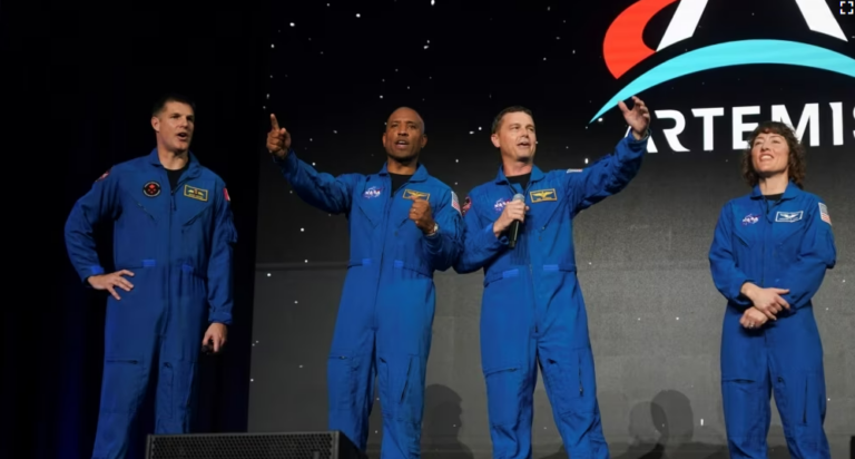 NASA njofton ekuipazhin për misionin e parë në Hënë që nga vitet 1970