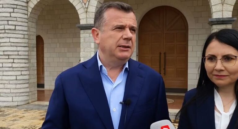 Pashkët katolike, Taulant Balla uron nga Lushnja: Paqja mbizotëroftë, të mësojmë të gjithë nga kjo festë