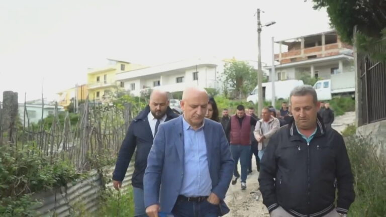 Kandidati Bejko ecën në këmbë nëpër Sauk: Shtrojmë rrugët, Veliaj ka abuzuar me buxhetin