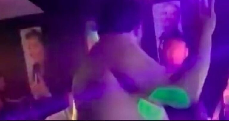 Kryebashkiaku shfaqet krejtësisht lakuriq duke kërcyer në një klub nate (VIDEO)