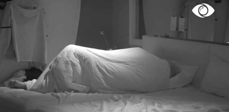 Pas sherrit me Efin, Kiara dhe Luizi kalojnë momente intime nën jorgan (VIDEO)
