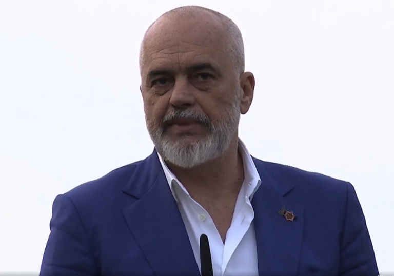 Kryeministri Rama del nga spitali