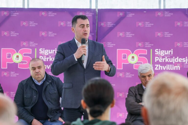 Llatja takim me banorët e fshatit Murras: PS punon për njerëzit, përballë kemi një alternativë të vjetër dhe të dështuar