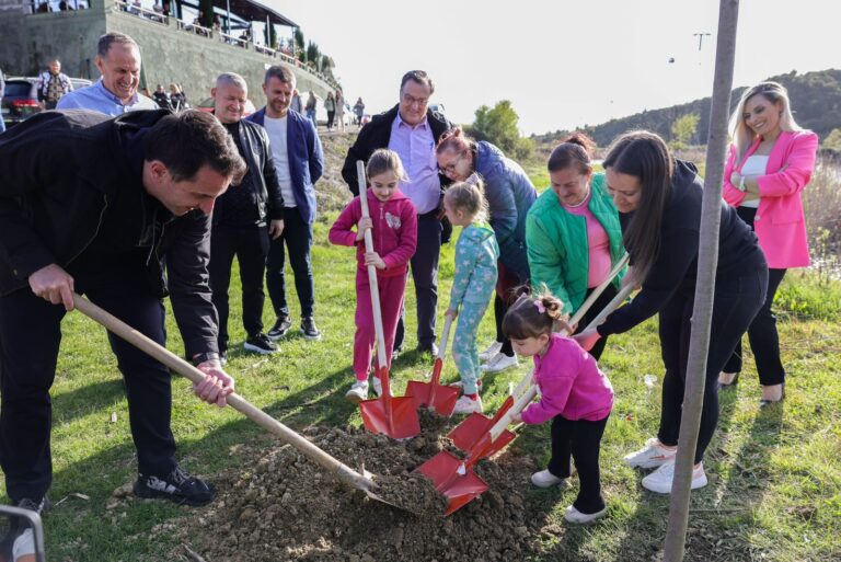 Veliaj: Ne mbjellim pemë, pastërti dhe dashuri, jo përçarje; ata kanë hallet e non gratas, ne shohim hallet e qytetarëve
