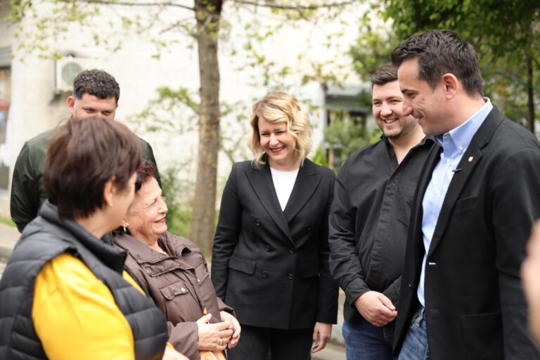 Veliaj takon banorët tek Njësia 1: Berisha e ka Bashkinë e Shkodrës, pse nuk i ka bërë atje gjërat falas?