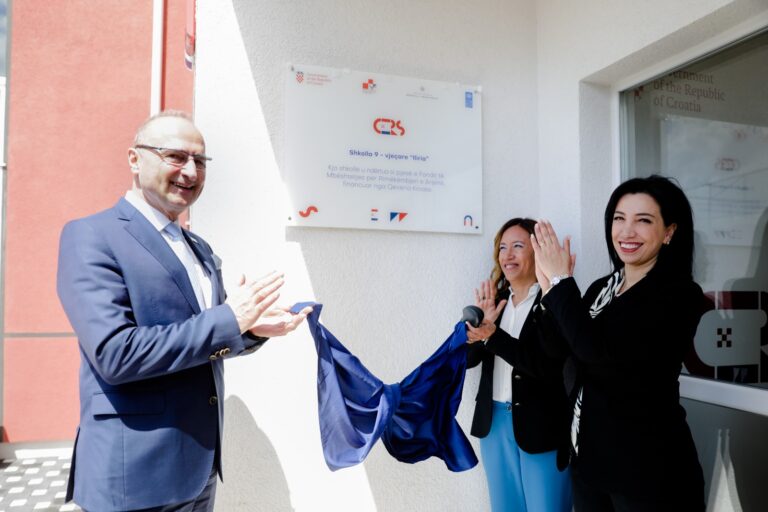 Ministri kroat viziton shkollën dhe kopshtin “Iliria” në Fushë-Krujë, rindërtuar tërësisht me financim nga Kroacia