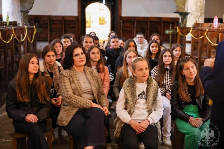 Zonja e Parë, Armanda Begaj vizitë në Berat me një grup nxënësish: Ruani dhe promovoni trashëgiminë kulturore