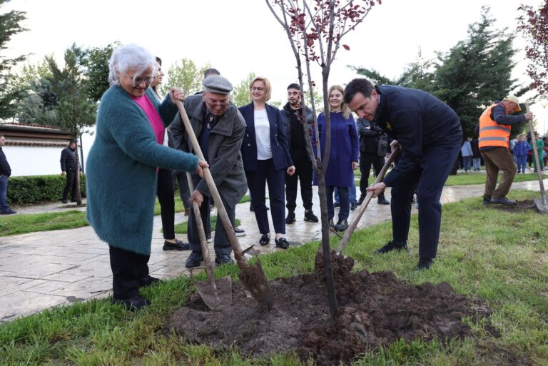 Veliaj me banorët e Njësinë 3: Ne hapim gropa për të mbjellë pemë, ata braktisën Tiranën 4 vjet
