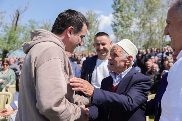 Veliaj në Zall-Herr: Demokratët të mendojnë për hallin e familjeve të tyre, jo për hallin e Saliut non-grata