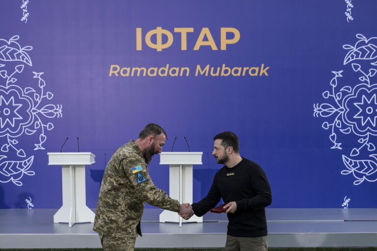 Zelensky shtron iftar për luftëtarët myslimanë, iu jep medalje nderi