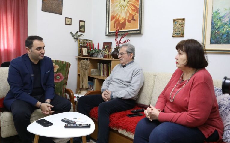 Kandidati Këlliçi: Transporti publik falas, 50 mijë lekë kursime në muaj. Përfitojmë 200 mijë qytetarë në ditë