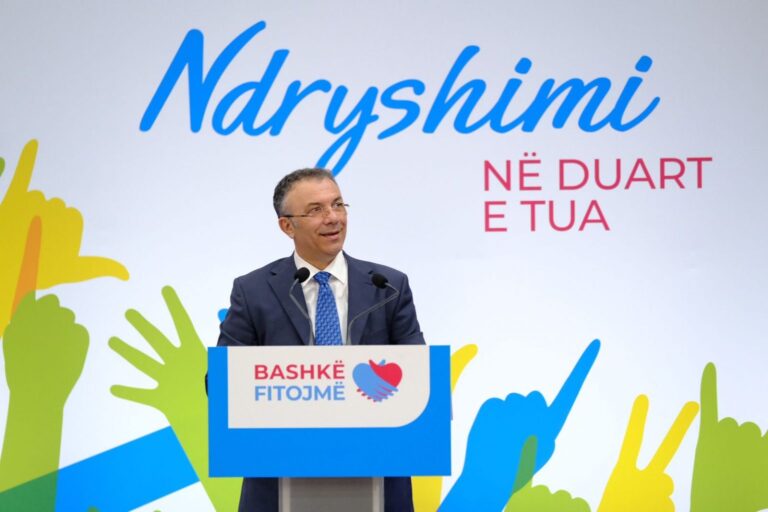 Sali Berisha dhe Ilir Meta prezantojnë Igli Carën në Durrës