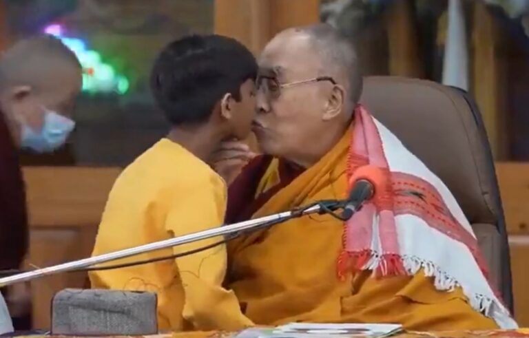 Puthi në buzë një fëmijë, udhëheqësi shpirtëror Dalai Lama kërkon falje