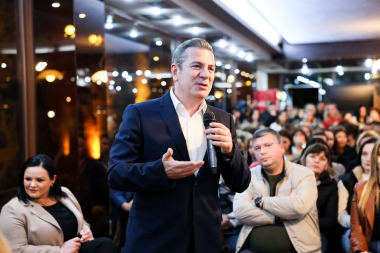 Damian Gjiknuri dhe Llatja takim me mjekët dhe infermierët: Vota për PS-në, garanci për vijimin e rritjes së pagave
