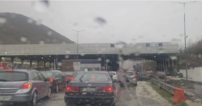 Fluks hyrjesh në Kapshticë dhe Kakavijë, për 24 orë kanë hyrë 10 mijë emigrantë