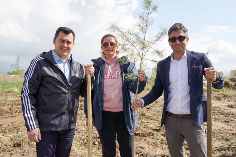 Kryetari i Bashkisë së Elbasanit, Gledian Llatja, vijon fushatën e mbjelljes së pemëve