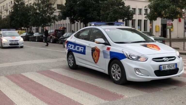 Një 18-vjeçar është arrestuar dhe dy të mitur të tjerë nën hetim. Vodhën produkte të shumta dhe para