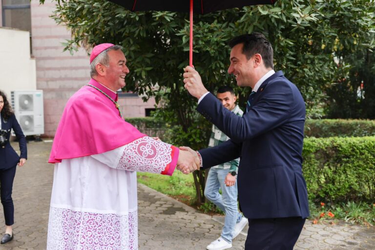 Veliaj uron Pashkën në Katedralen e Shën Palit: Së shpejti përfundon Kisha Katolike, nisim rindertimin e Kishës se Shën Prokopit siç ishte