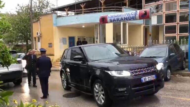 Pas protestës në Tiranë, Rrumbullaku shkon në Sarandë dhe takohet me familjarët e dy të zhdukurve