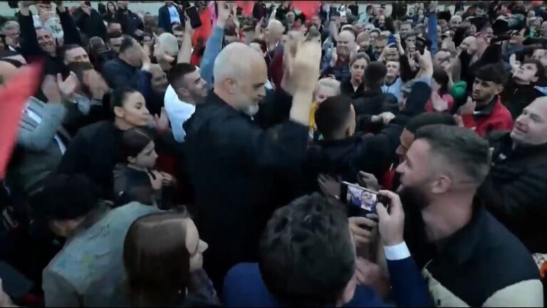 VIDEO/ Pas takimit, Rama kërcen këngën e PS-së me qytetarët në Kukës