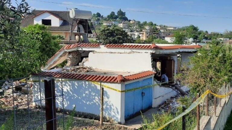 Shpërthen bombola e gazit në banesën e çiftit të moshuar, ndërron jetë 84-vjeçarja