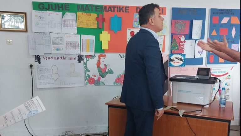 Deputeti i Rithemelimit, Flamur Noka bën si inspektor në qendrën e votimit në Elbasan