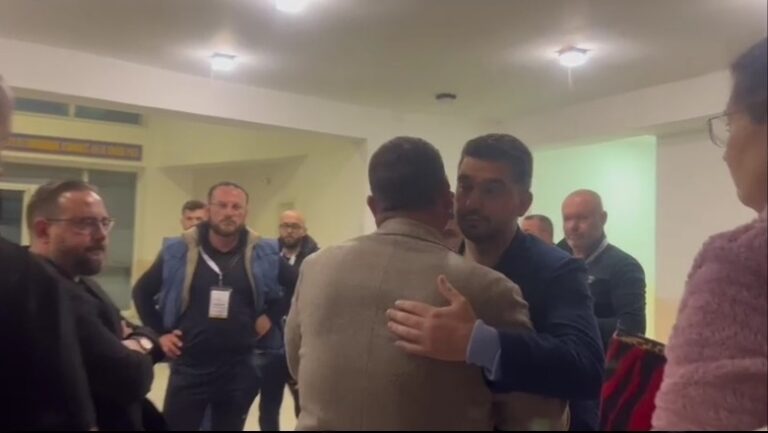 Kavaja i beson votën Berishës që e harroi për vite, kryetari socialist Krali uron rivalin Qosja