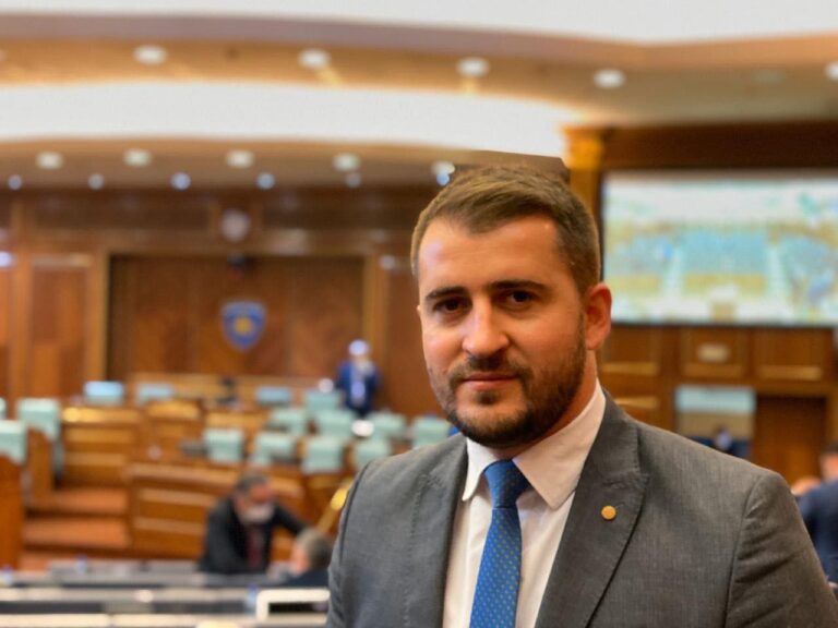 Deputeti Lushtaku flet për veriun e Kosovës: Të mbyllim kufijtë