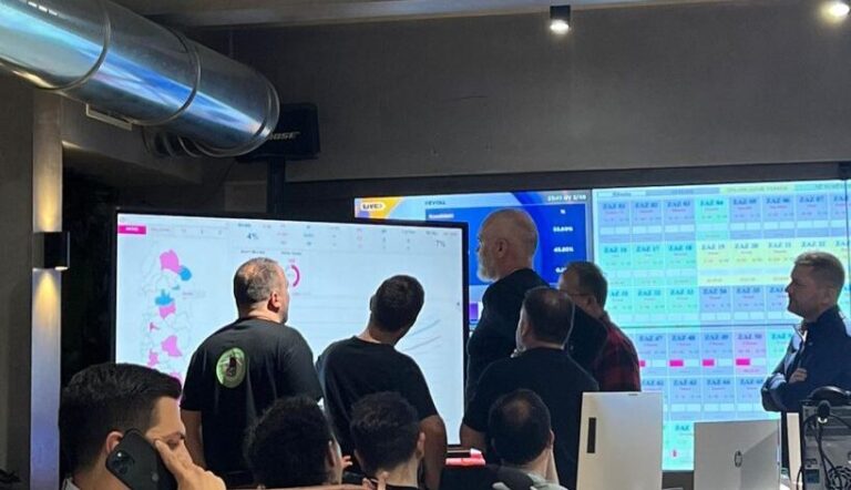 FOTOLAJM/ Mazniku zbulon sesi PS-ja menaxhonte informacionin për votat e 14 Majit