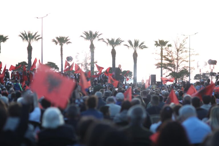 Rama ndan fotoalbumin e takimeve në Vlorë, Himarë dhe Sarandë