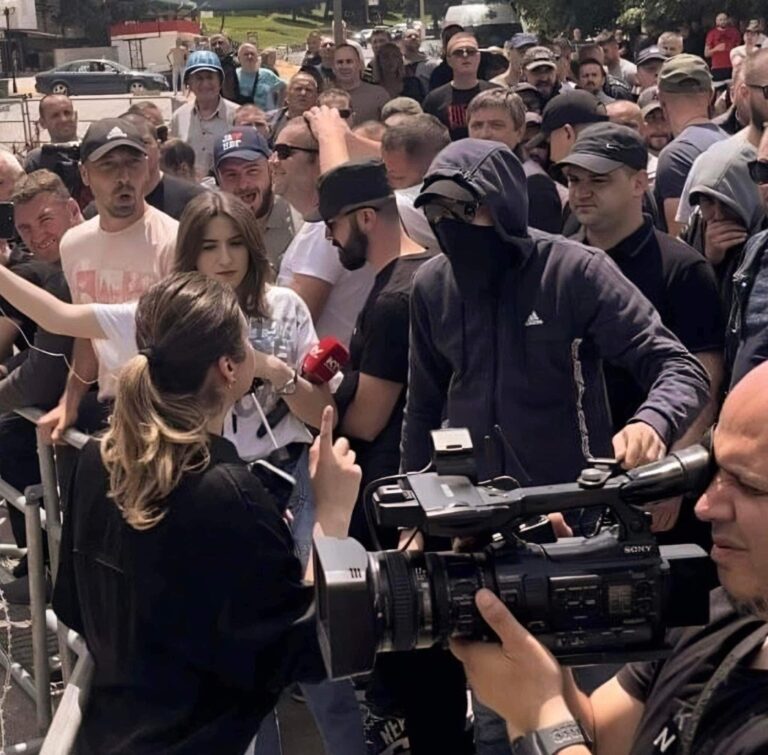 FOTO epike, gazetarja përballë huliganit në verin e Kosovës