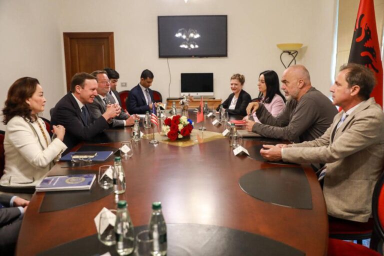 Senatorët amerikanë vizitë në Tiranë, ambasadorja Kim: SHBA-ja nuk ka mik më të mirë se Shqipëria