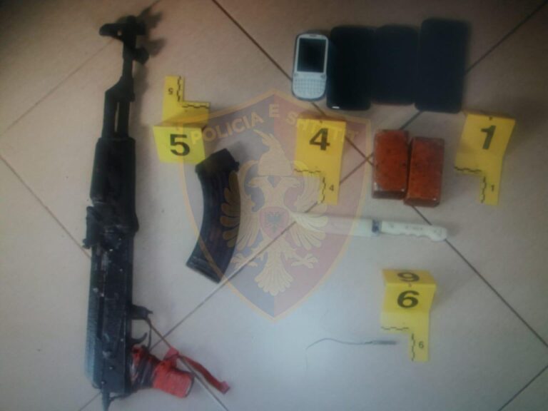 Dhunoi dhe kanosi për jetën prindërit, 34-vjeçarit policia i gjen kallashnikov, dinamit…