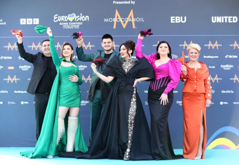 FOTO/ Mbretëreshë Ilire në Eurovision, Albina dhe familja Kelmendi rrëmbejnë vëmendjen në ”tapetin e kuq”