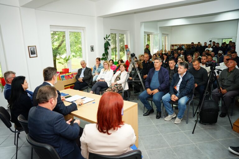 Alibeaj: Berisha ka një qëndrim të njëjtë si Enver Hoxha me SHBA-në