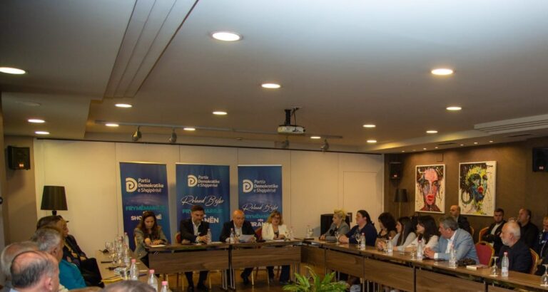 Alibeaj takim me të përndjekurit: Një sekretar partie, si mundet që të jetë ende figurë qendrore e politikës?