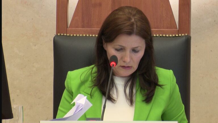 VIDEO/ Seanca për rritjen e pagave, nënkryetarja e stresuar: Vari le*ht