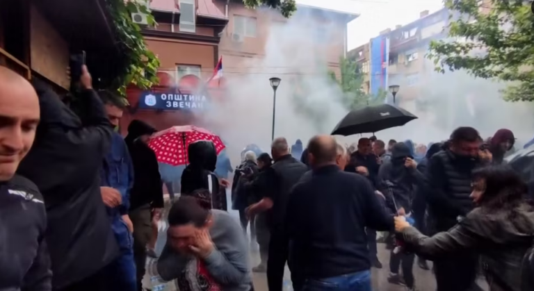 Tensione të egra në veriun e Kosovës. Presidenti serb nis ushtrinë drejt kufirit
