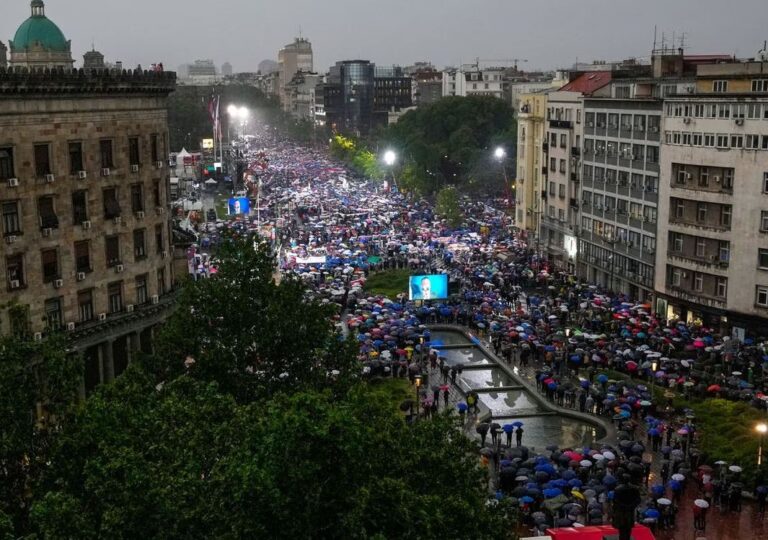 Protesta e thirrur nga Vuçiç, mijëra serbë sfidojnë shiun dhe dalin në shesh