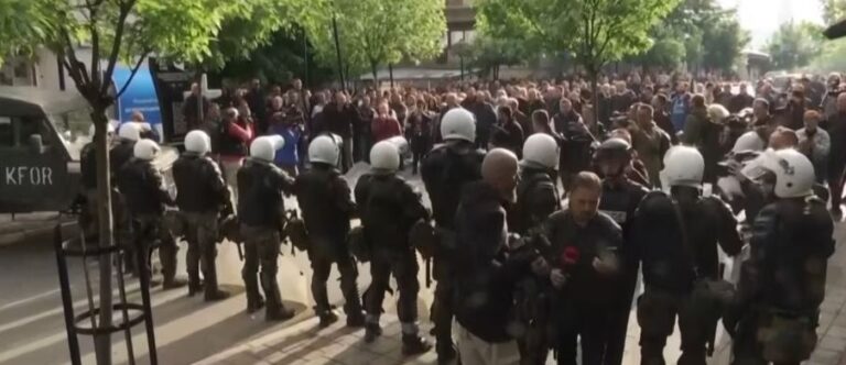 “Zëri i Amerikës” jep pamje se si po tensionohet këtë të hënë situata në veriun e Kosovës