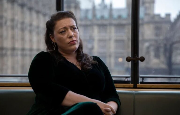 Deputetja britanike: Bandat serbe po paguhen dhe armatosen nga Beogradi