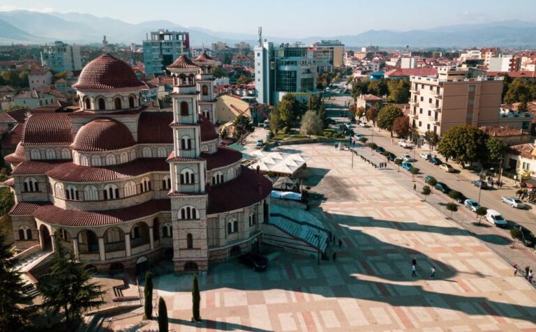 Beteja për 6 bashkitë e qarkut të Korçës, sfidë kthimi i të rinjve