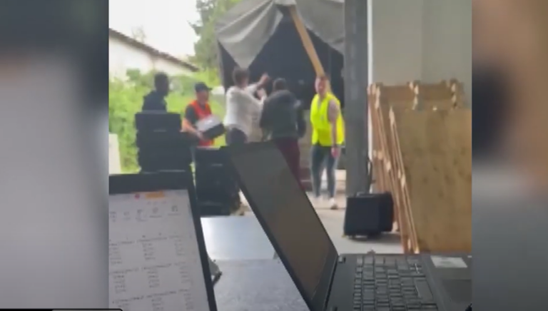 VIDEO/ Skandal, pajisjet elektronike të zgjedhjeve hidhen në kamion