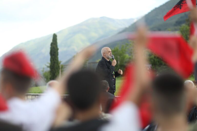 Premtimi i kandidatit kundërshtar për shërbim funeral falas, Rama: Ai është gati të varrosë gjithë Gjirokastrën