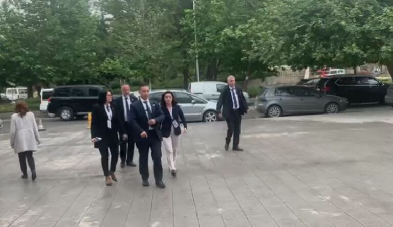 Ambasadorja e SHBA-së, Yuri Kim mbërrin në Vlorë: Jam duke ndjekur edhe situatën në Himarë