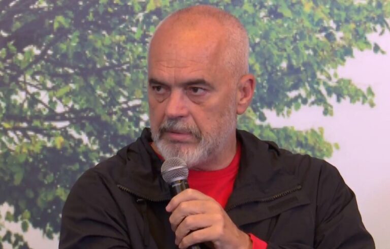 Rama takon të rinjtë në Peshkopi: Vota është e rëndësishme për të vazhduar punët