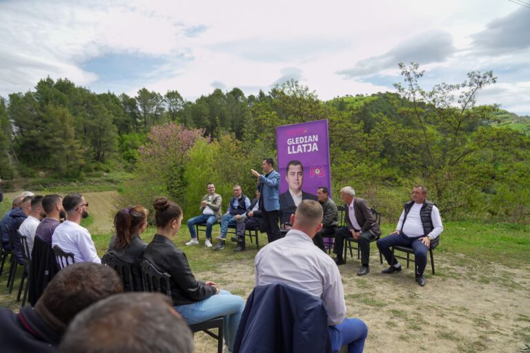 Gledian Llatja gjatë një takimi me banorë të fshatit Dopaj, flet për vëmendjen që Bashkia e Elbasanit zhvillimit të fshatrave