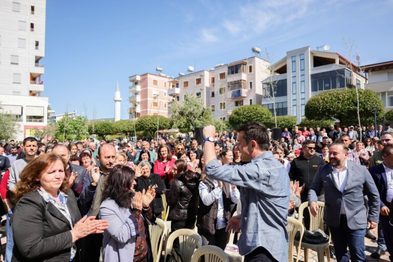 Veliaj në Rrogozhinë: Vetëm bashkë mund të vazhdojmë të çojmë përpara projektet për zhvillimin e qytetit